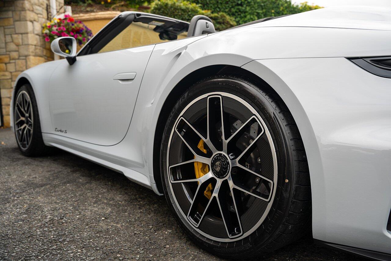 Porsche 911 view 13