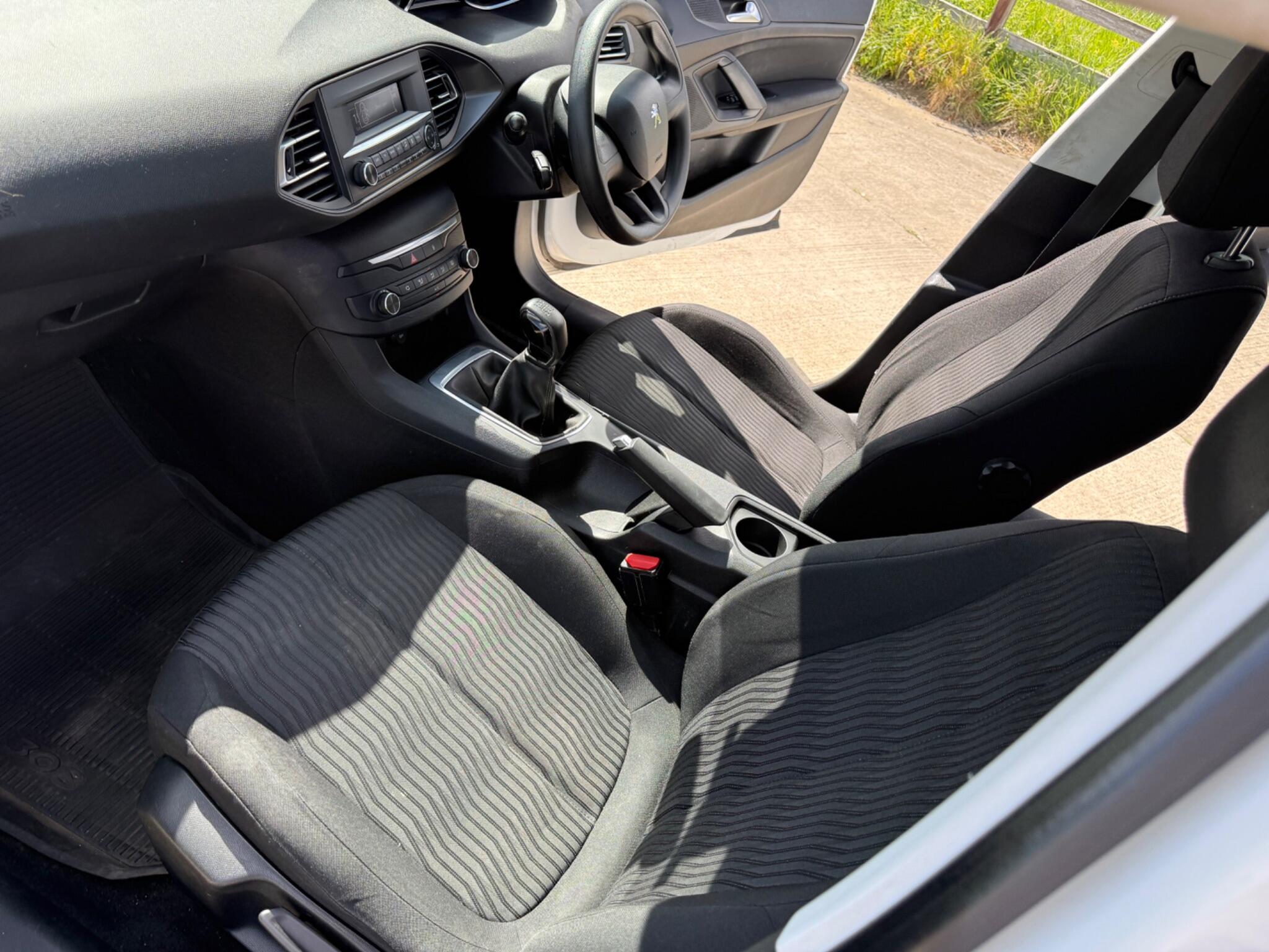 Peugeot 308 1.2 PureTech Access Euro 6 (s/s) 5dr — photo 46 of 100