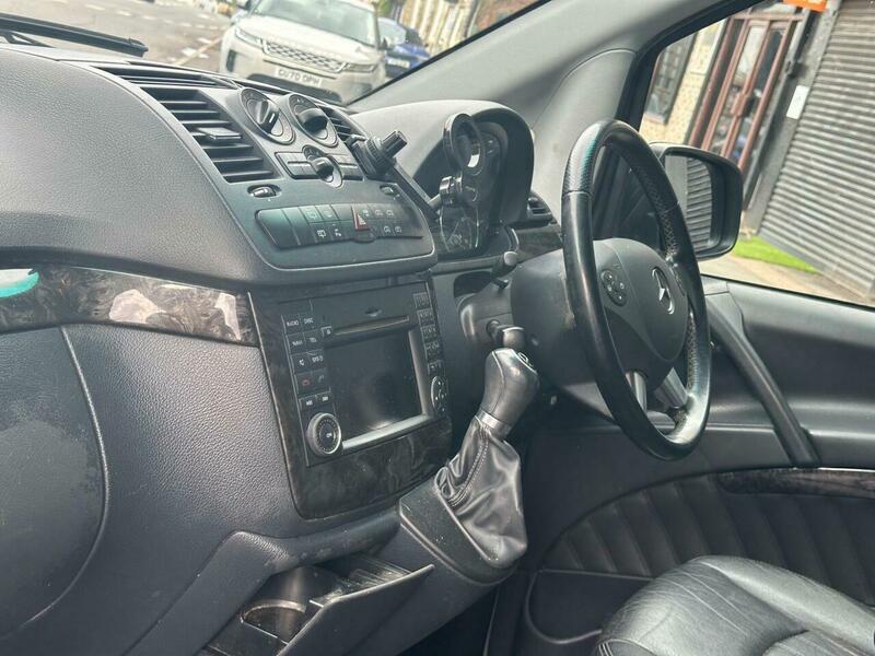 Mercedes-Benz Viano view 11