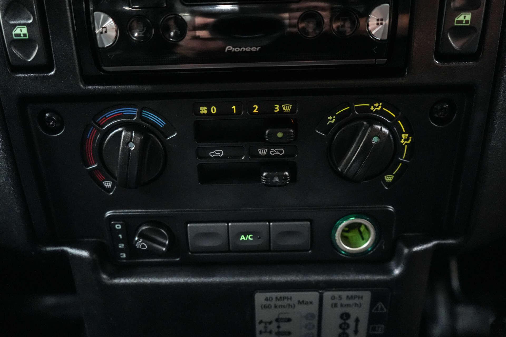 Land Rover Defender 90 view 25