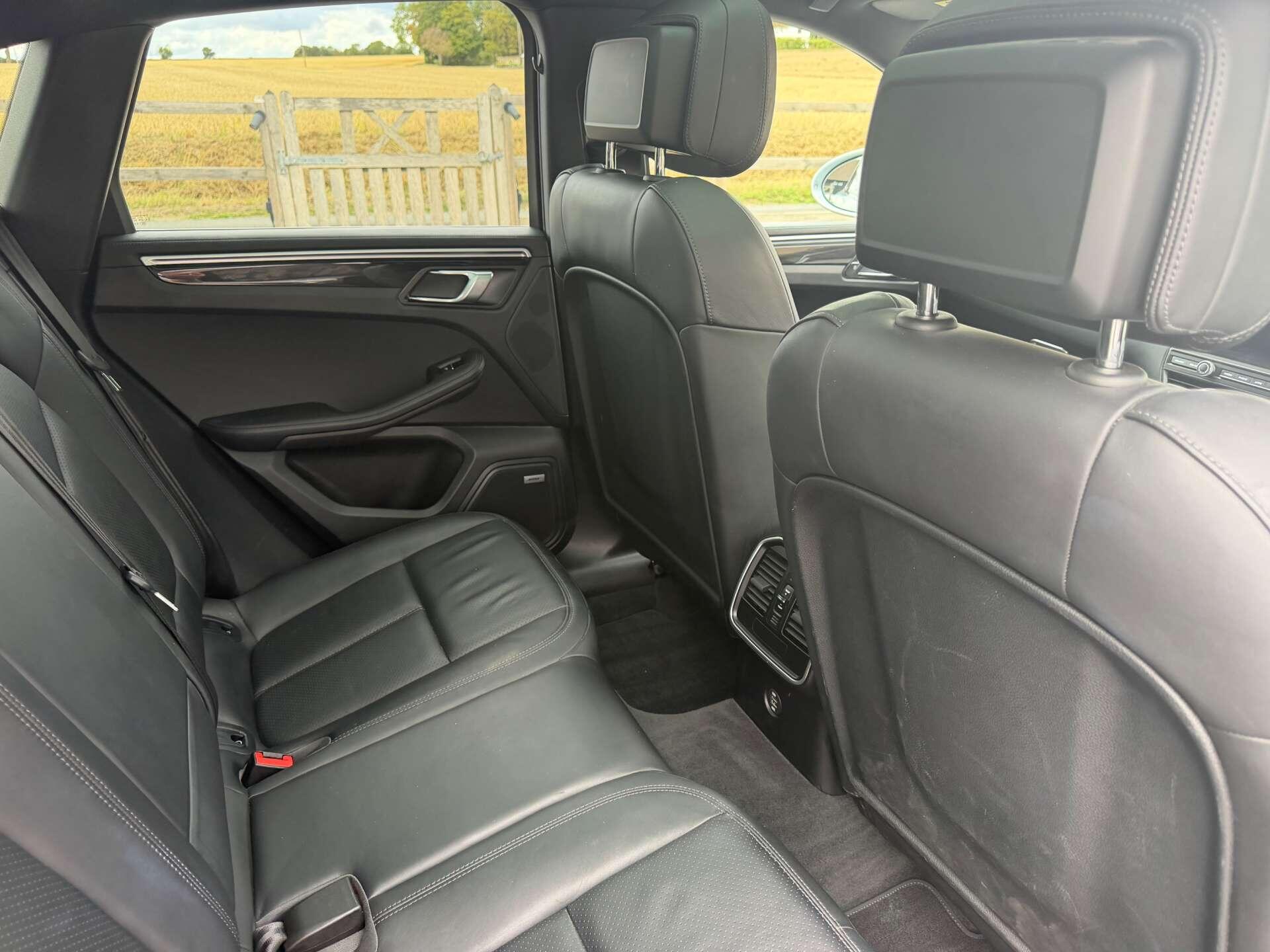 Porsche Macan view 18