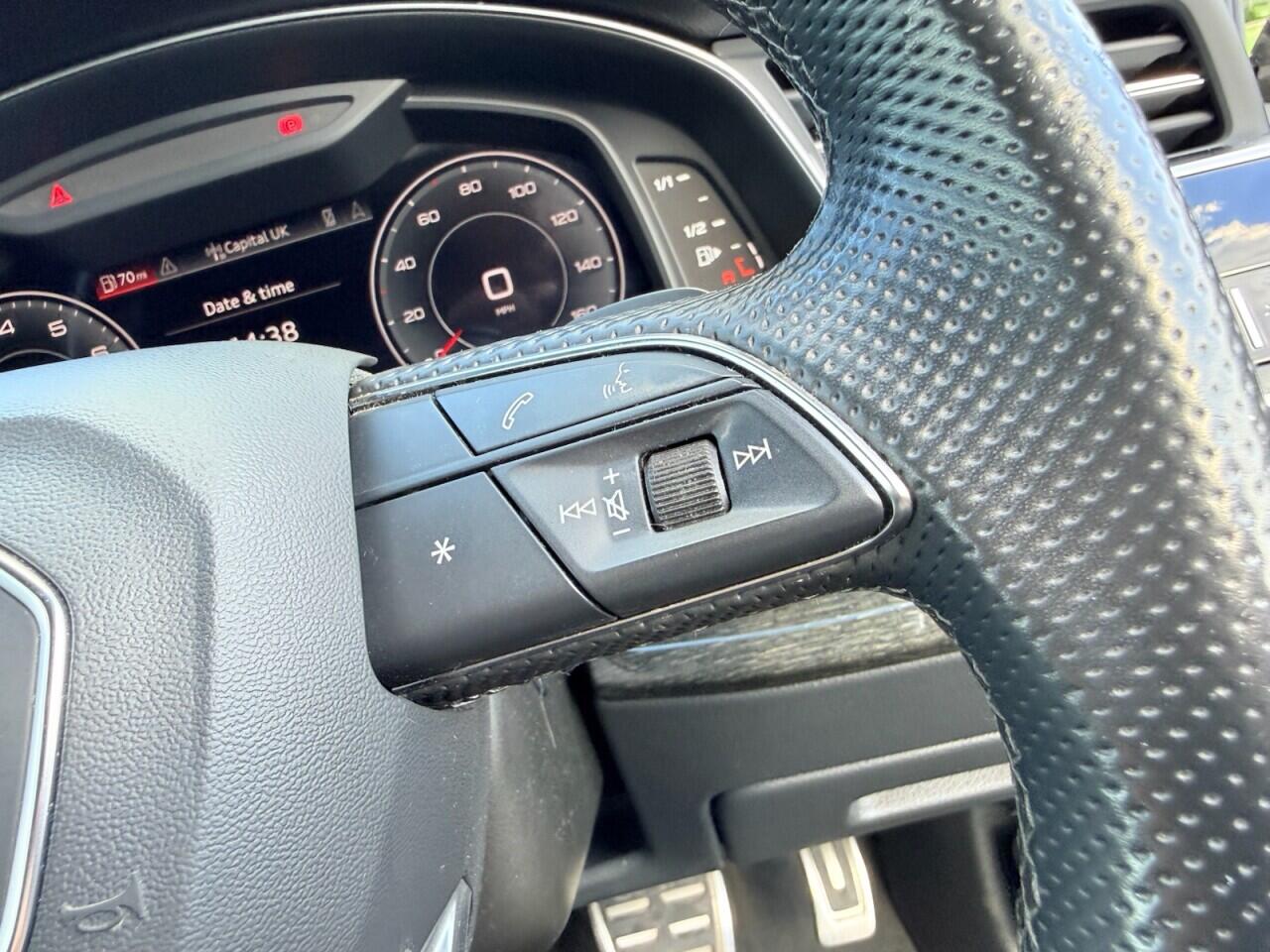 Audi Q8 view 41
