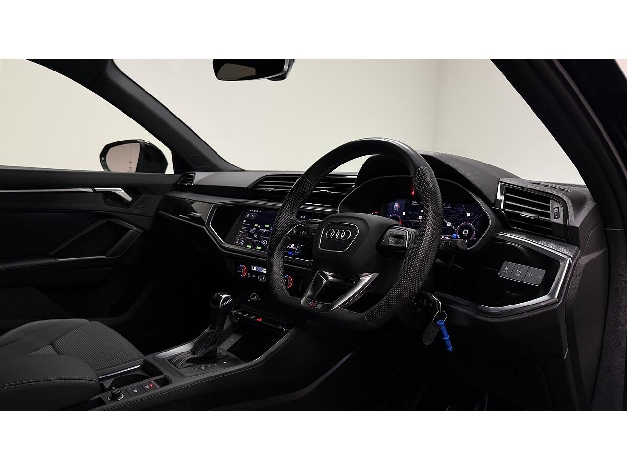 Audi Q3 view 13