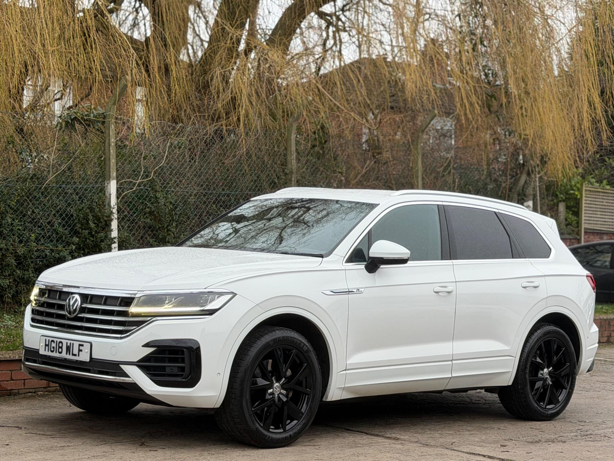 Volkswagen Touareg view 3