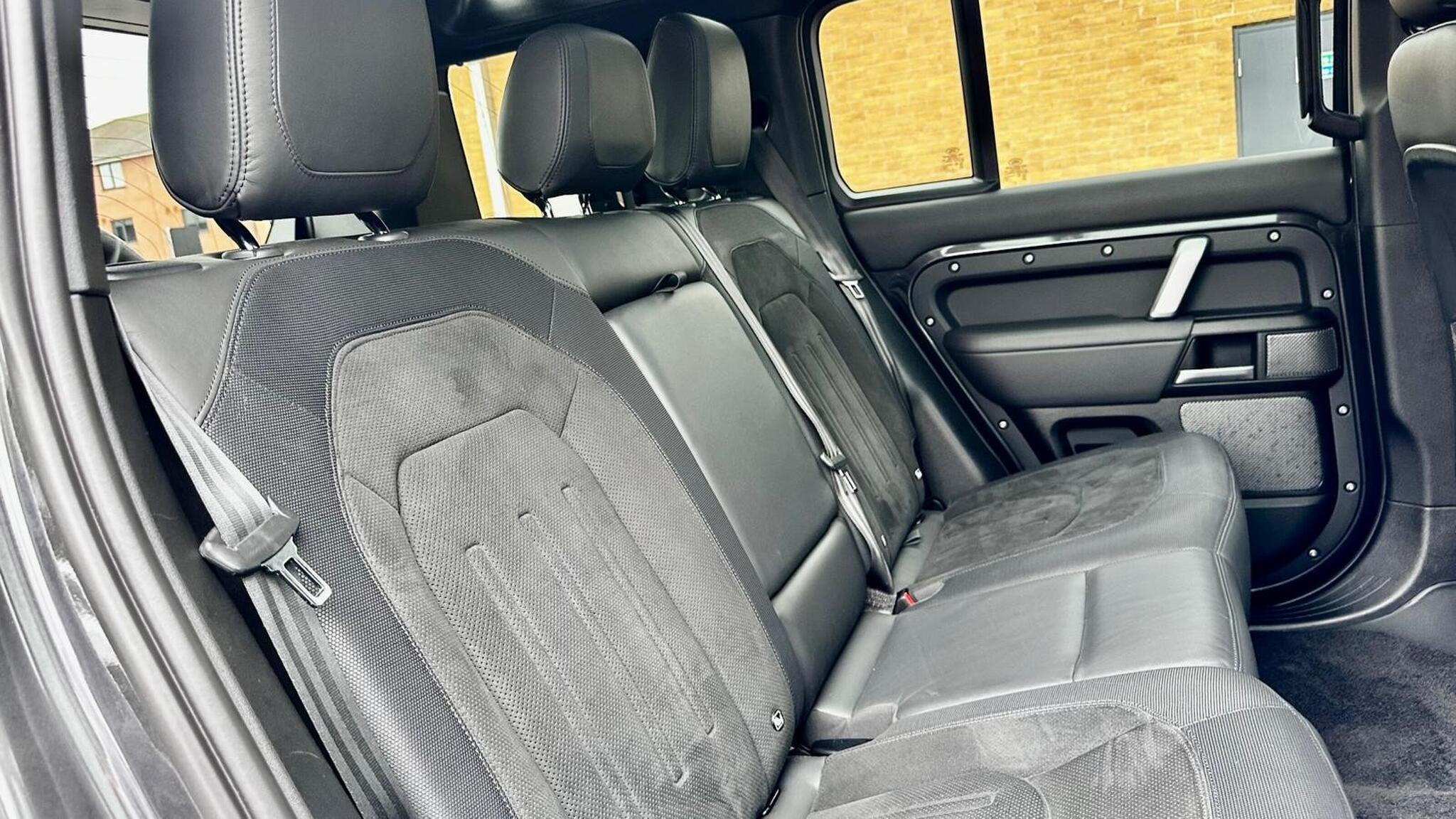 Land Rover Defender 110 view 43