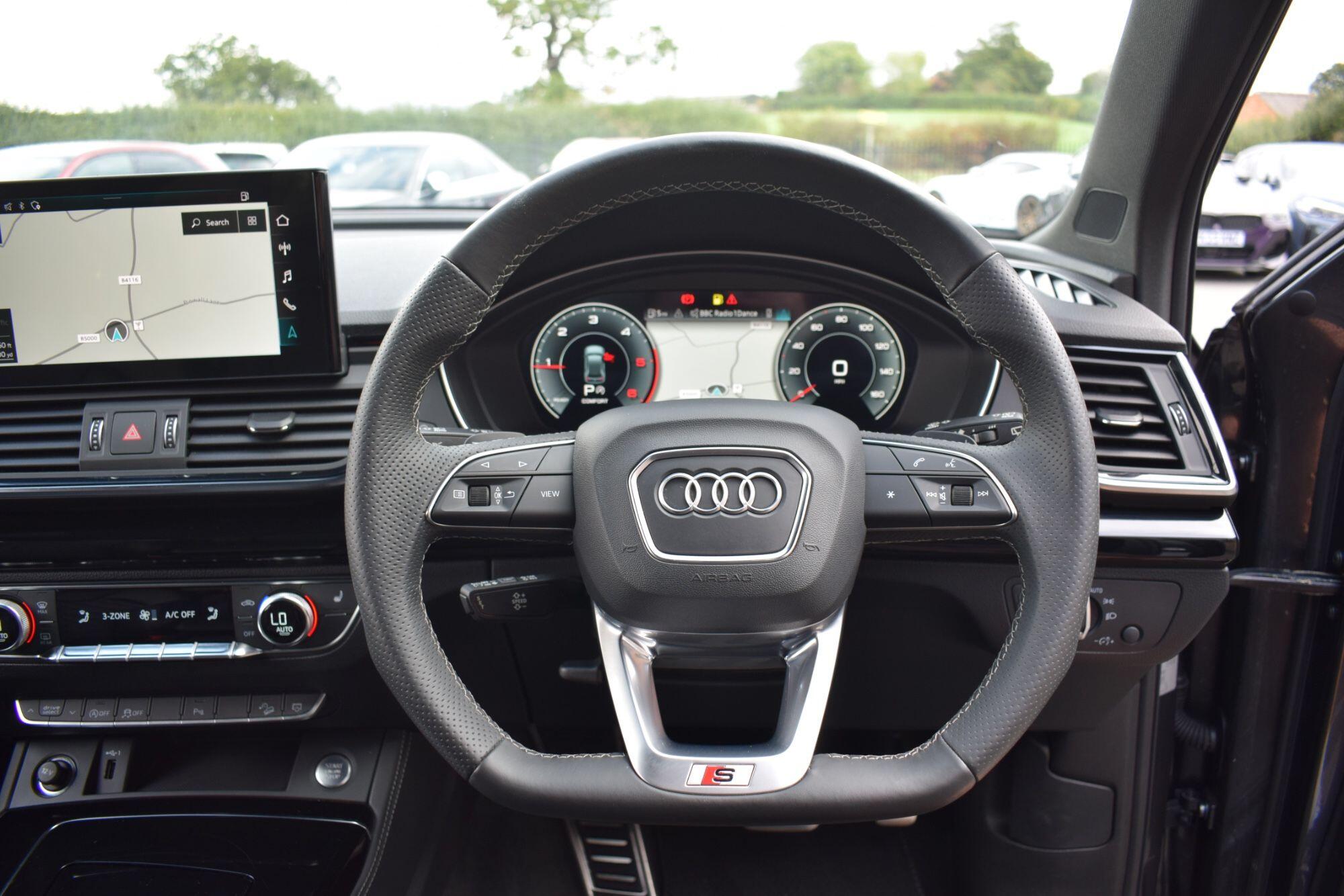 Audi Q5 view 10