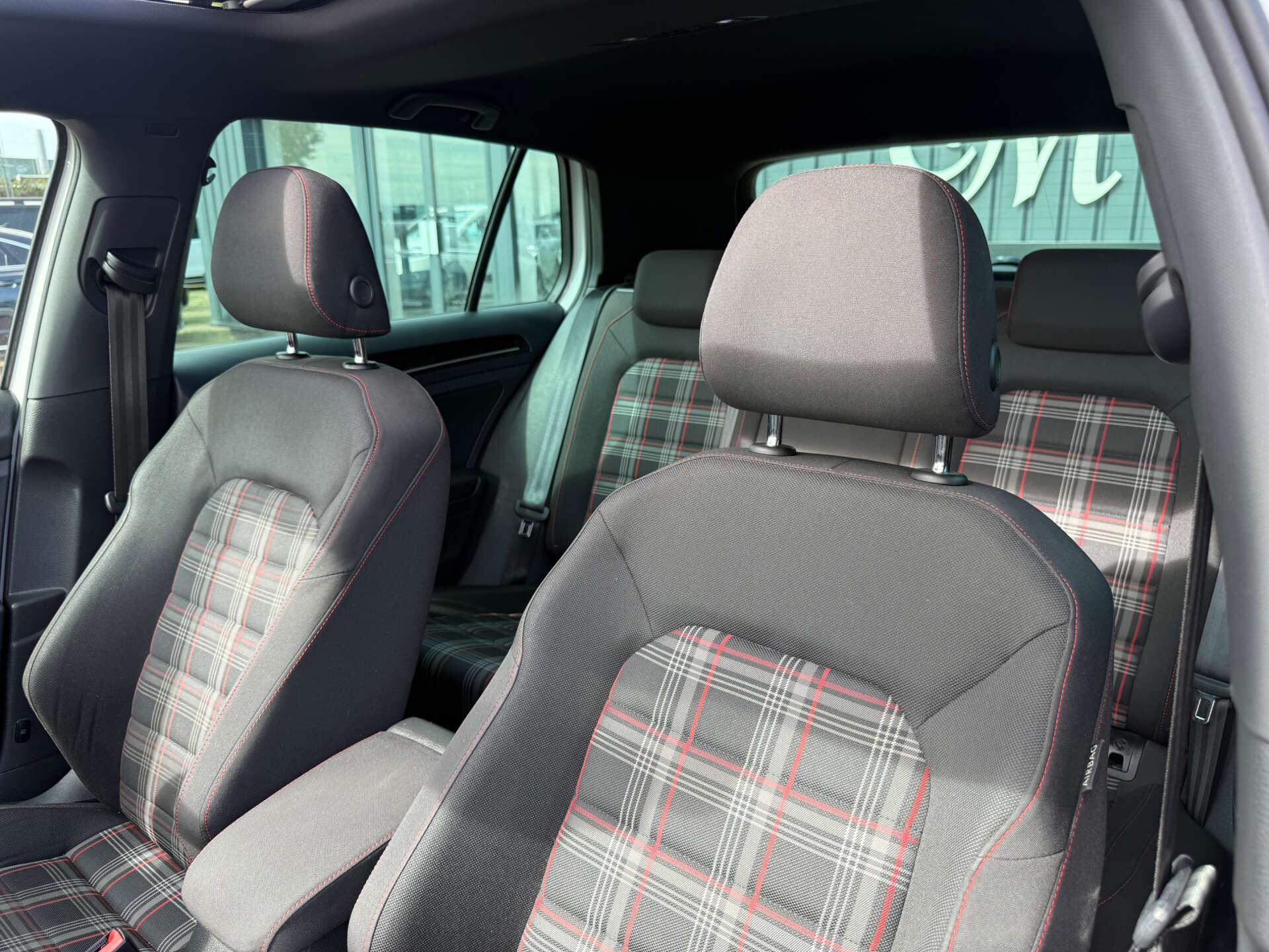 Volkswagen Golf view 84