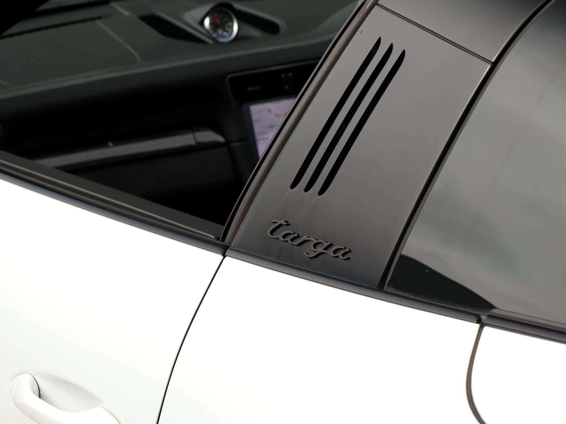 Porsche 911 view 35