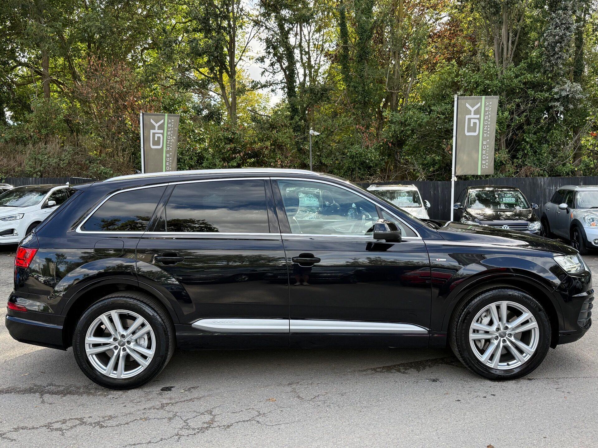 Audi Q7 view 5