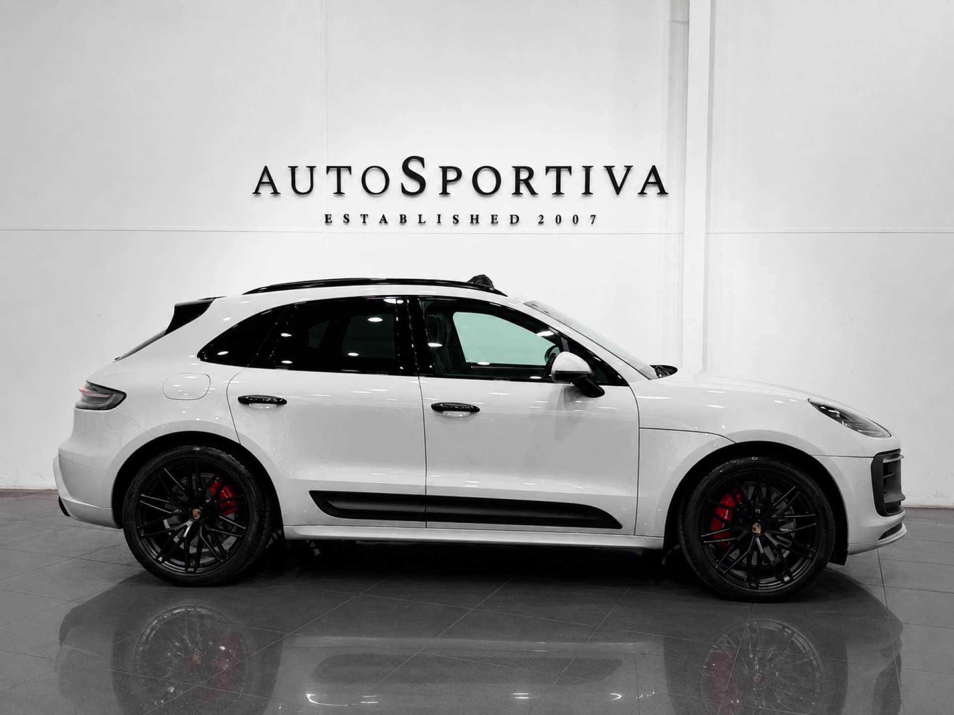 Porsche Macan view 3