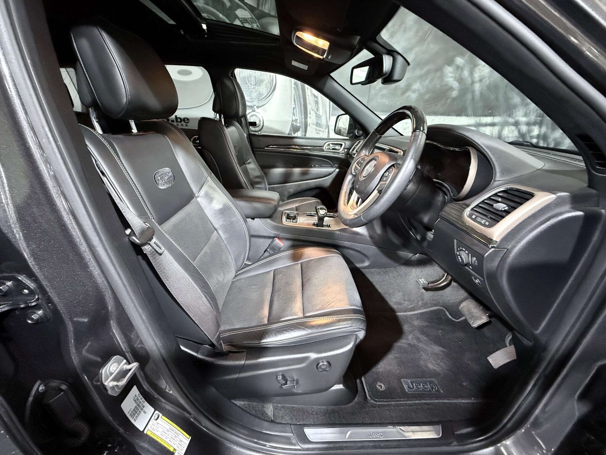 Jeep Grand Cherokee view 9