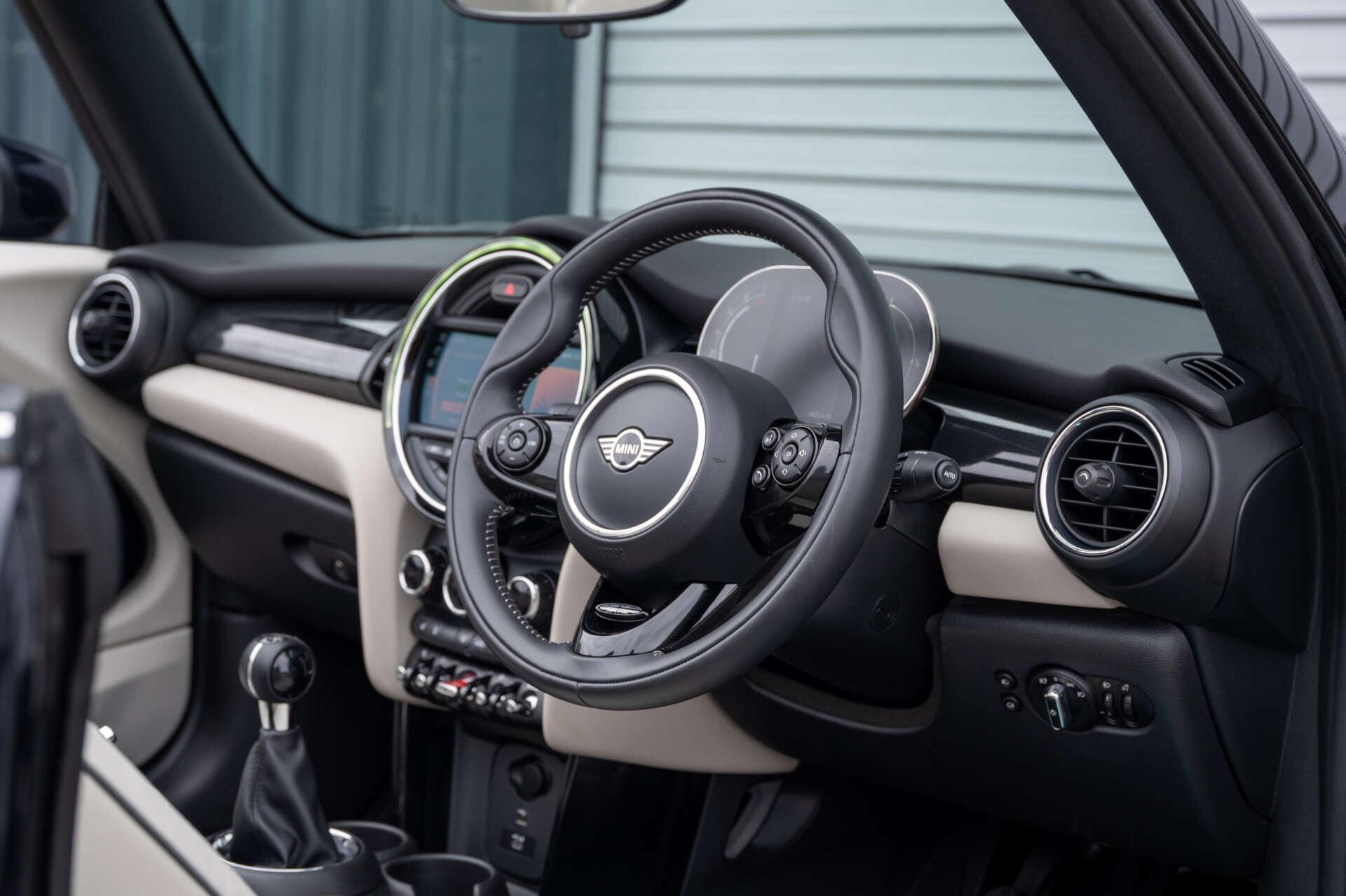 Mini Convertible view 46