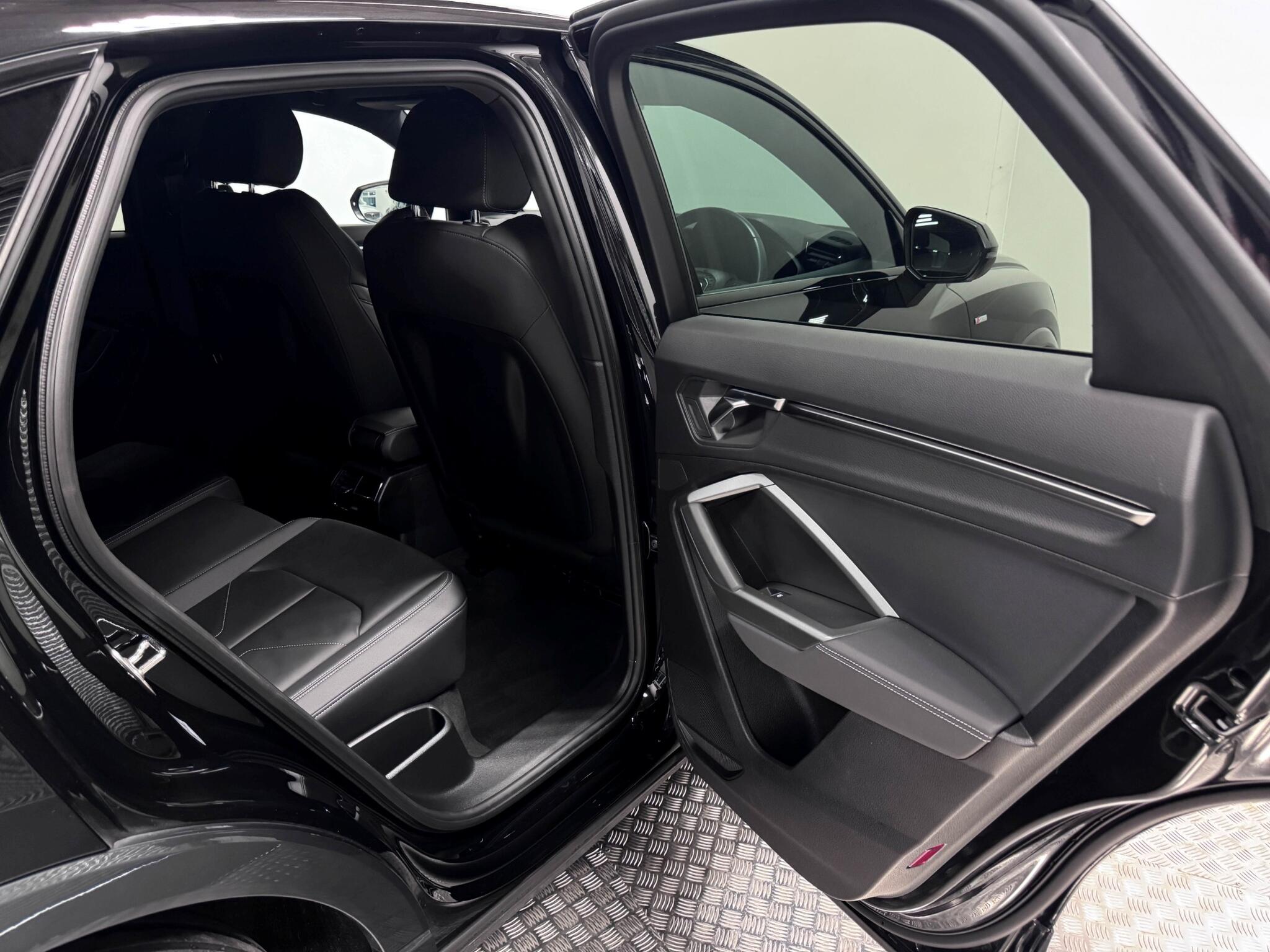 Audi Q3 view 21