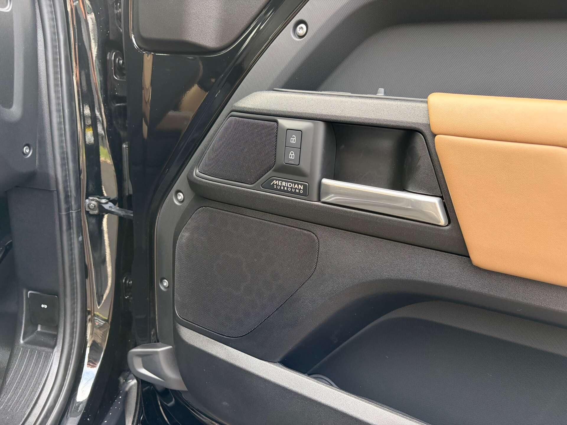 Land Rover Defender 110 view 36