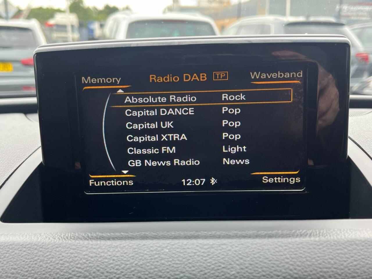Audi Q3 view 18