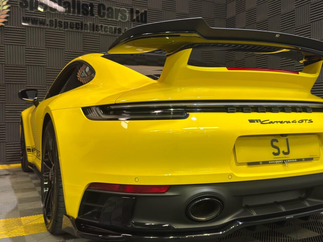 Porsche 911 view 34