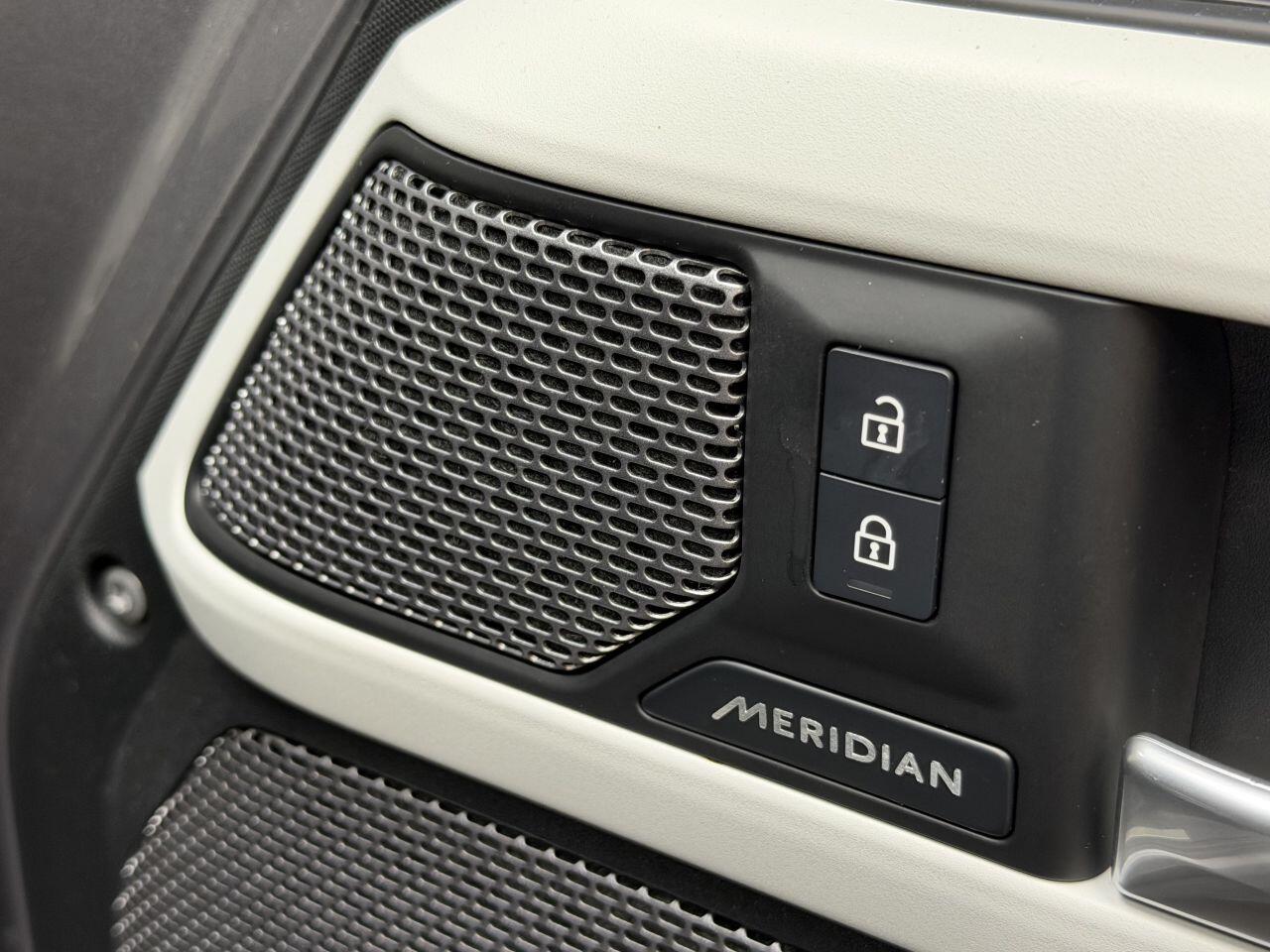 Land Rover Defender 110 view 41