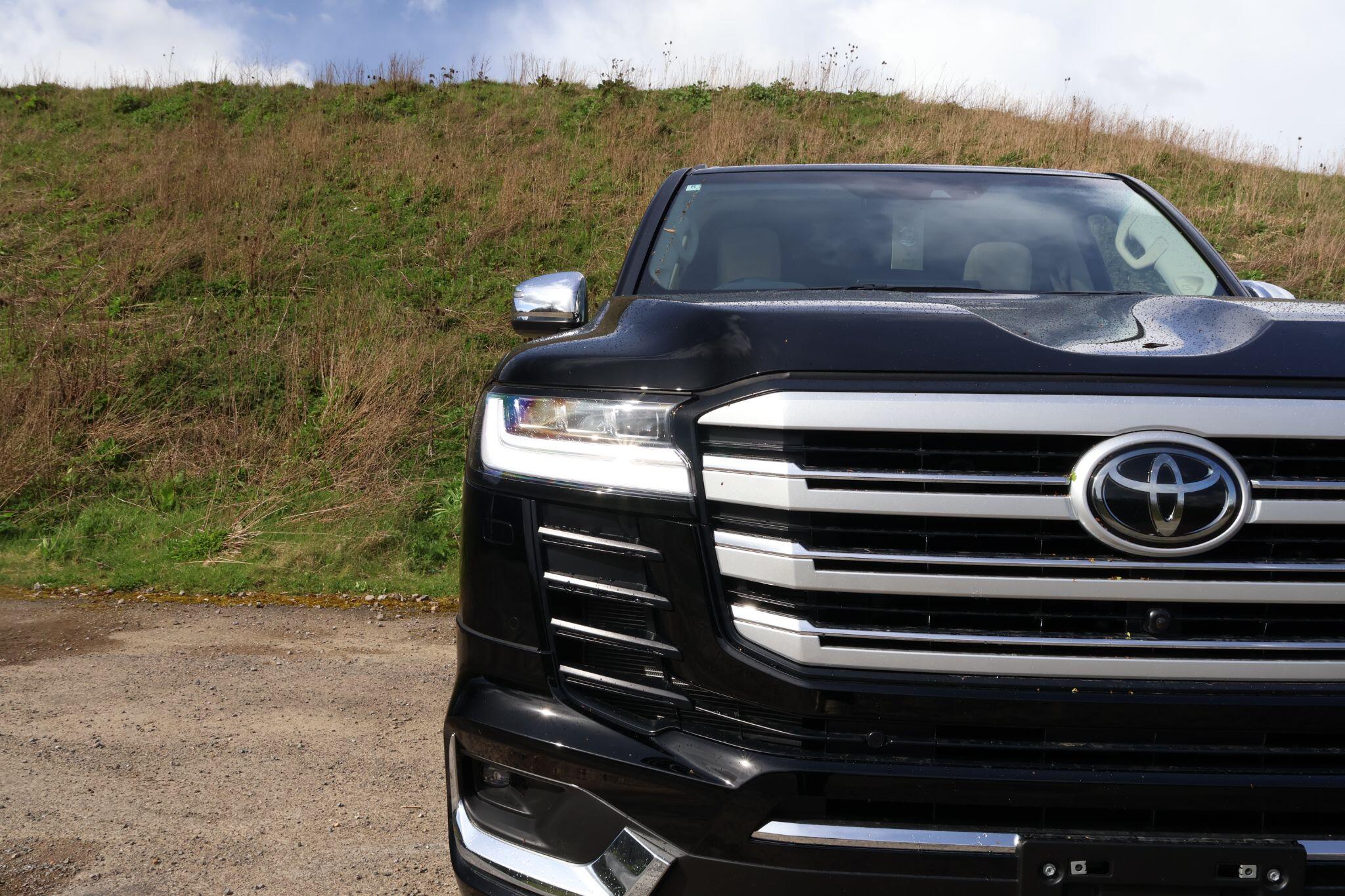 Toyota Land Cruiser view 7