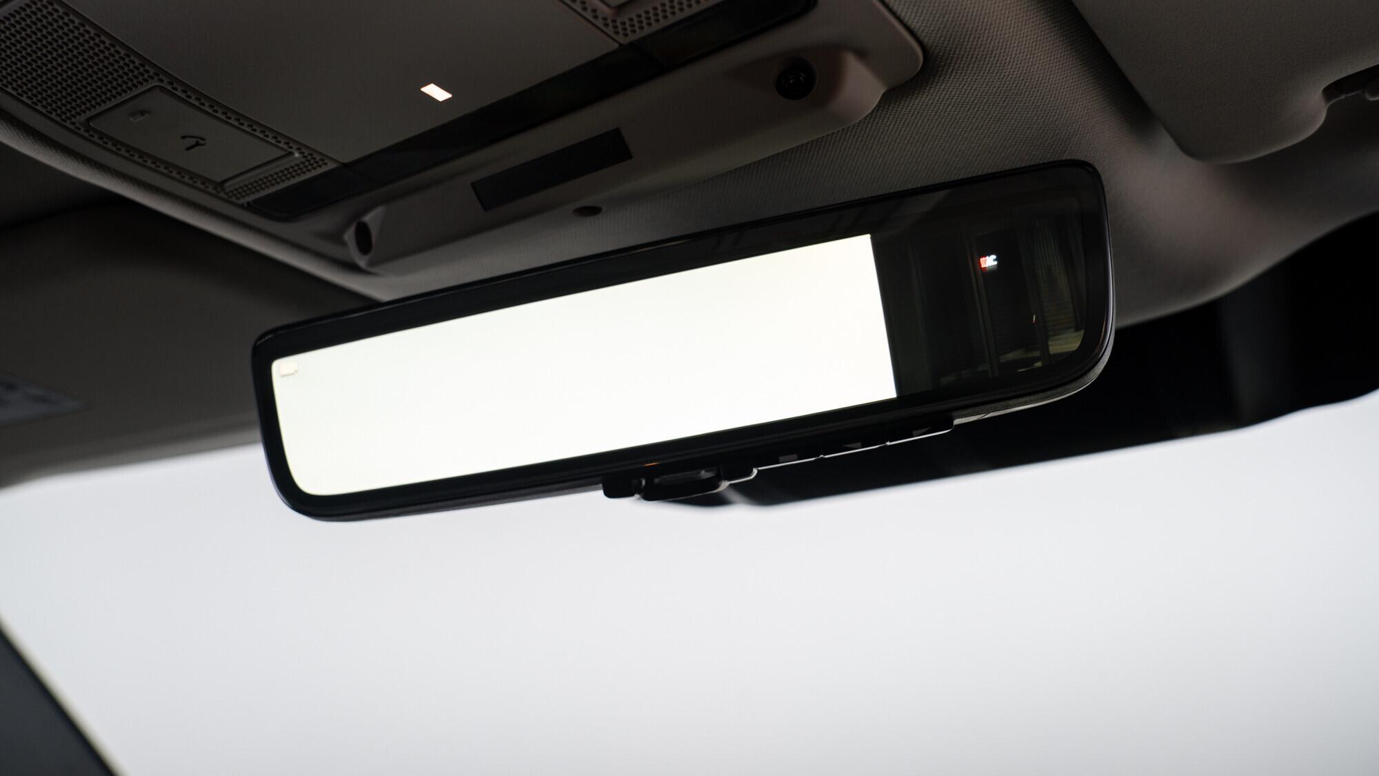 Land Rover Defender 110 view 32