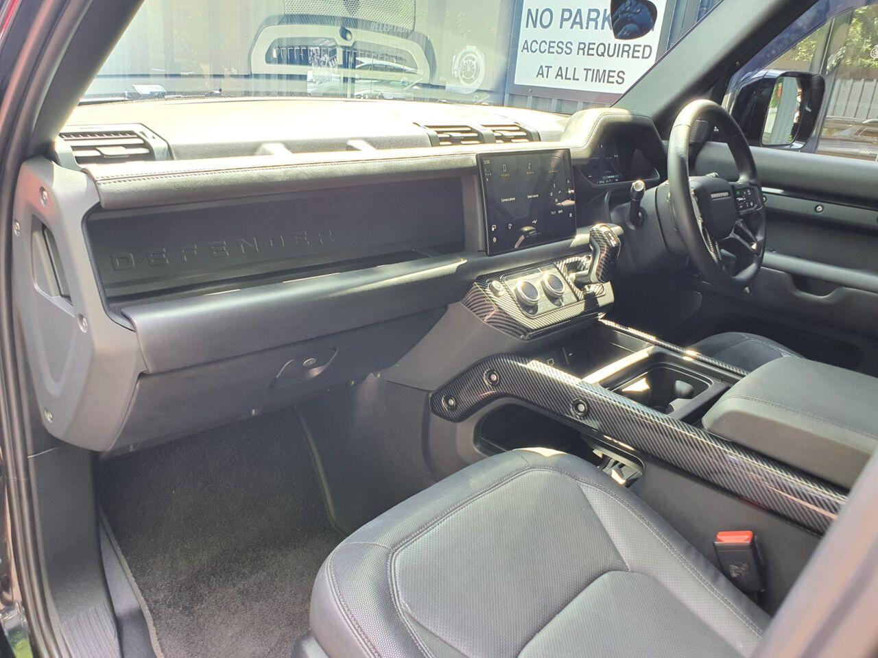Land Rover Defender 110 view 43