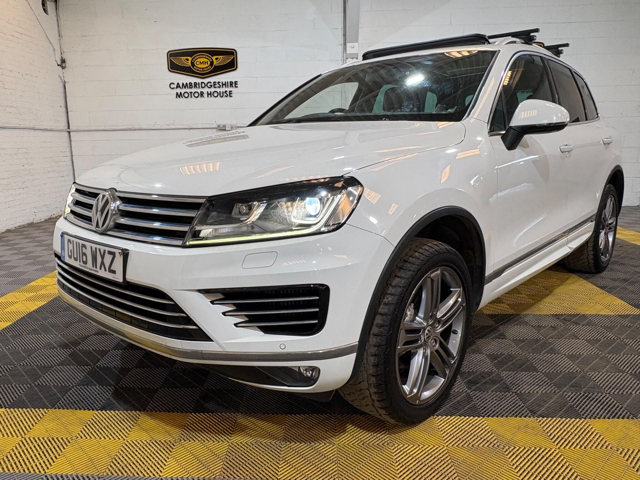 Volkswagen Touareg view 3