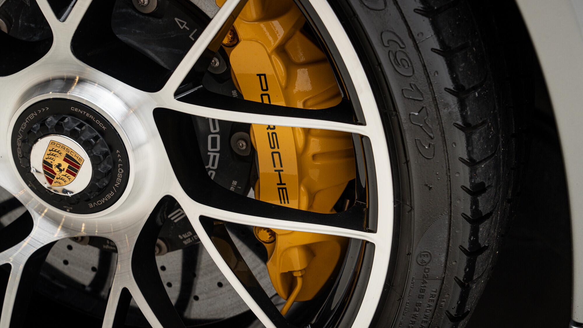 Porsche 911 view 18