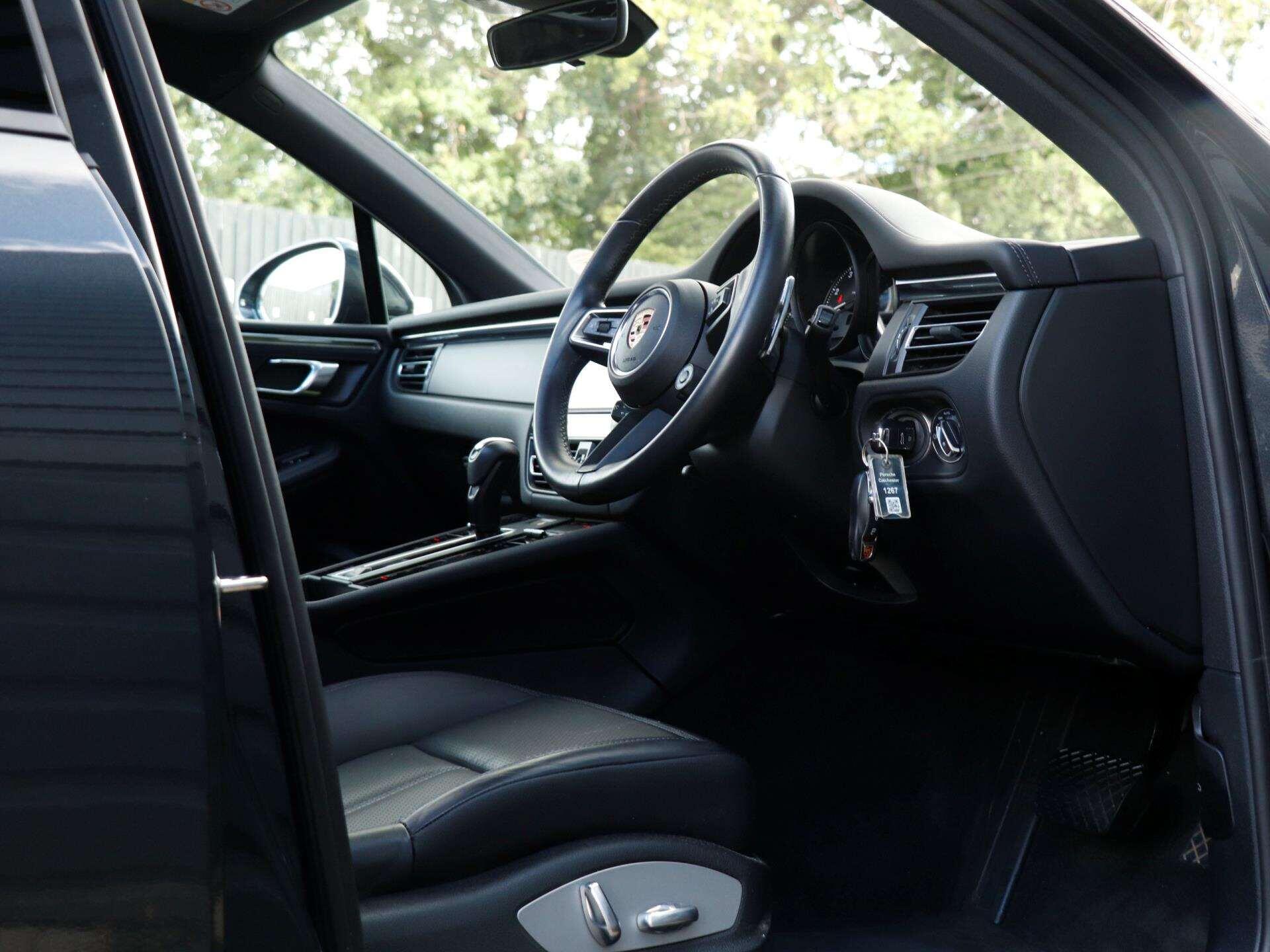 Porsche Macan view 12
