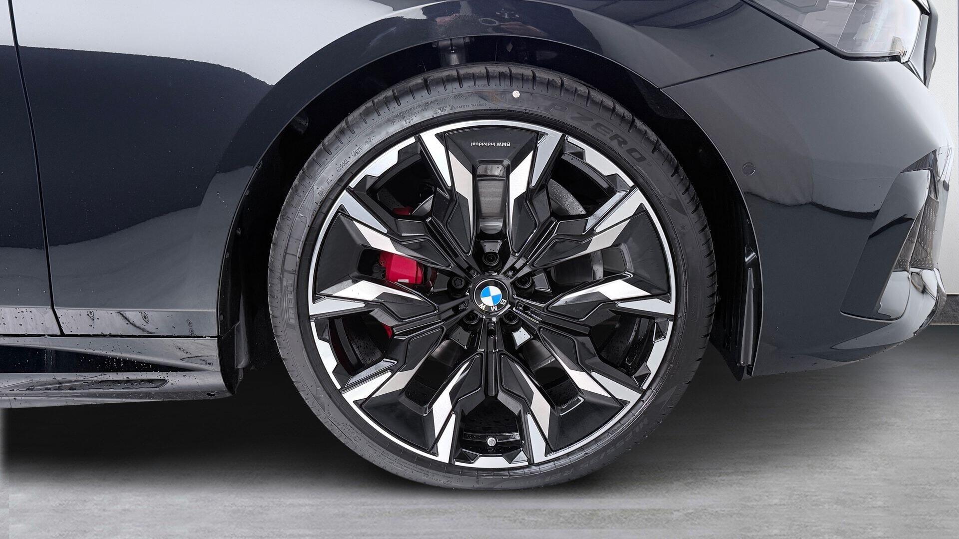 BMW 5 Series view 14