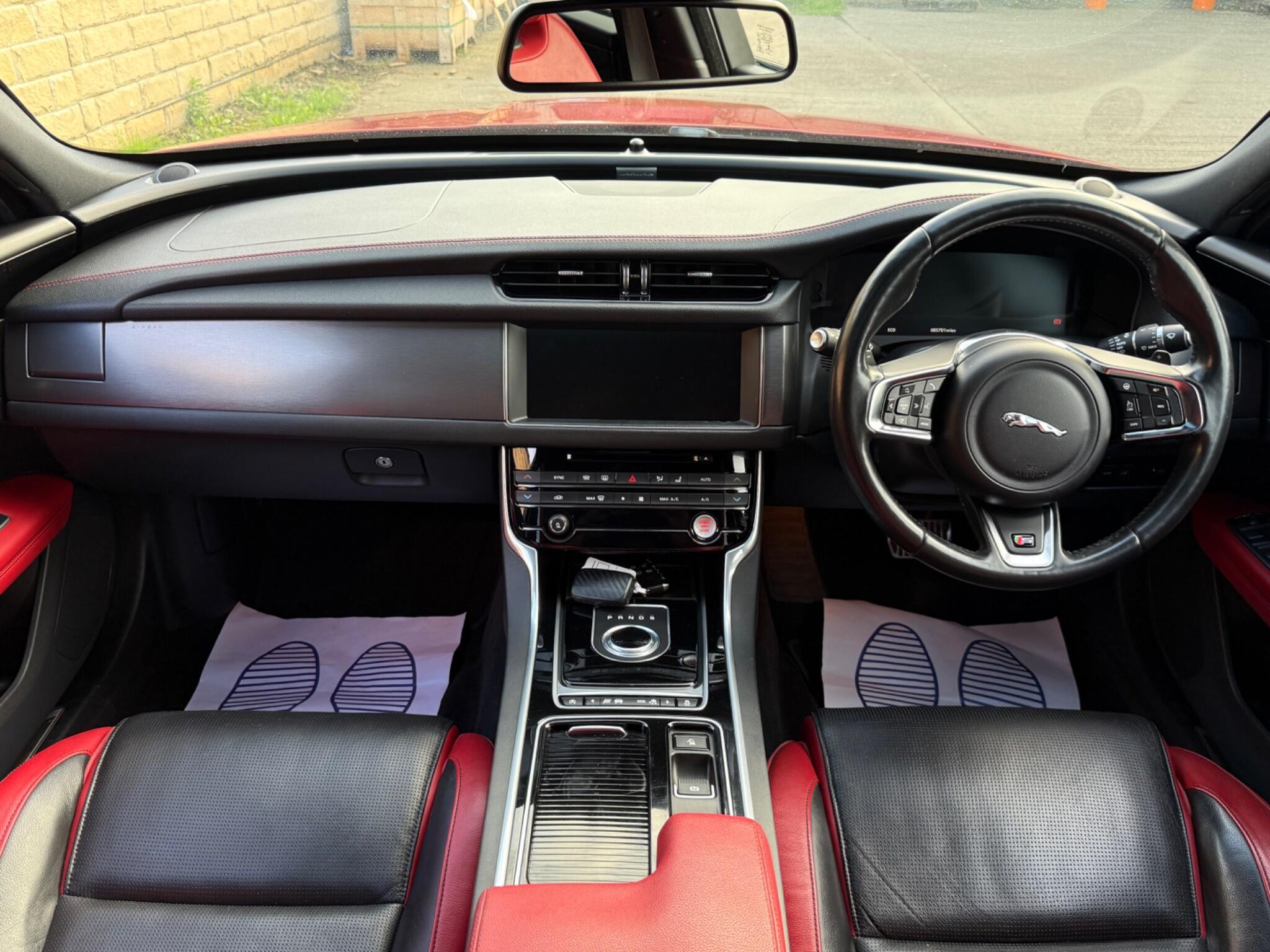 Jaguar XF view 25