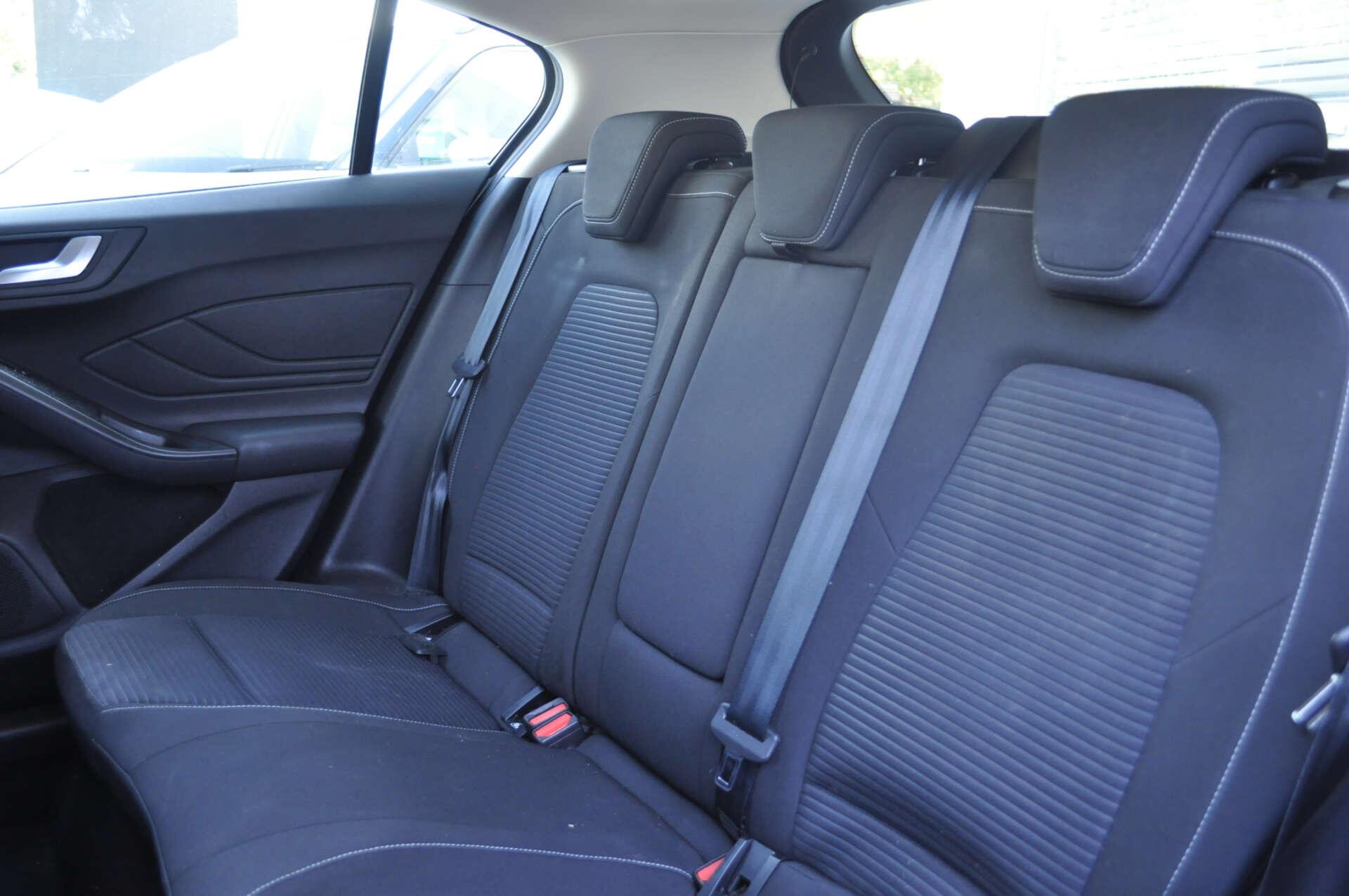 Ford Focus view 12