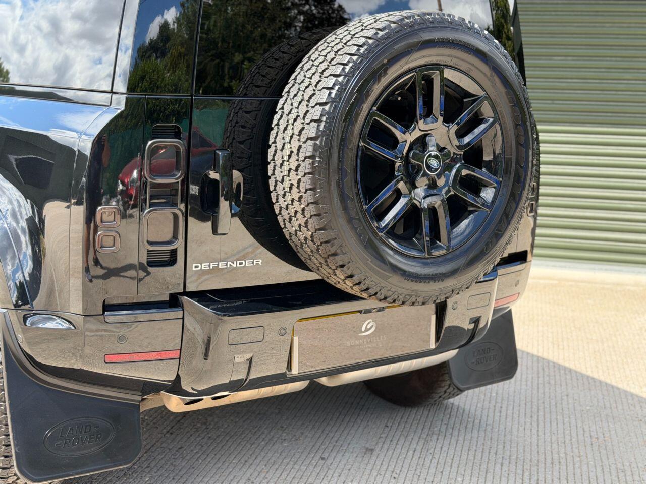 Land Rover Defender 90 view 22