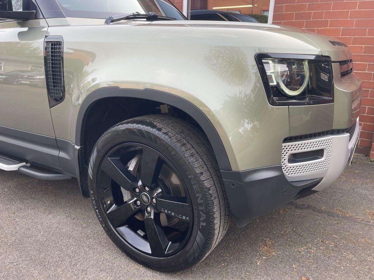 Land Rover Defender 90 view 5