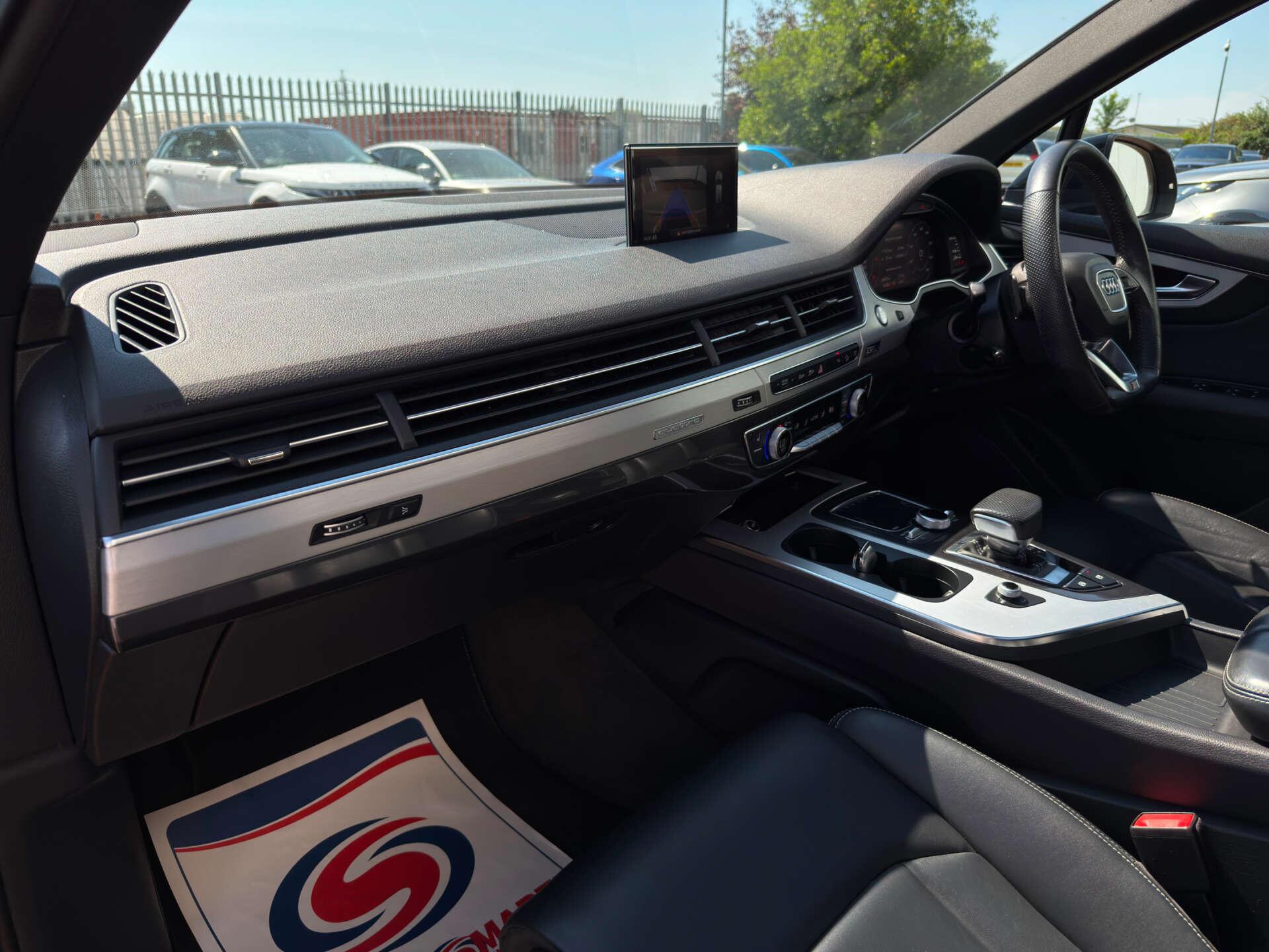 Audi Q7 view 44