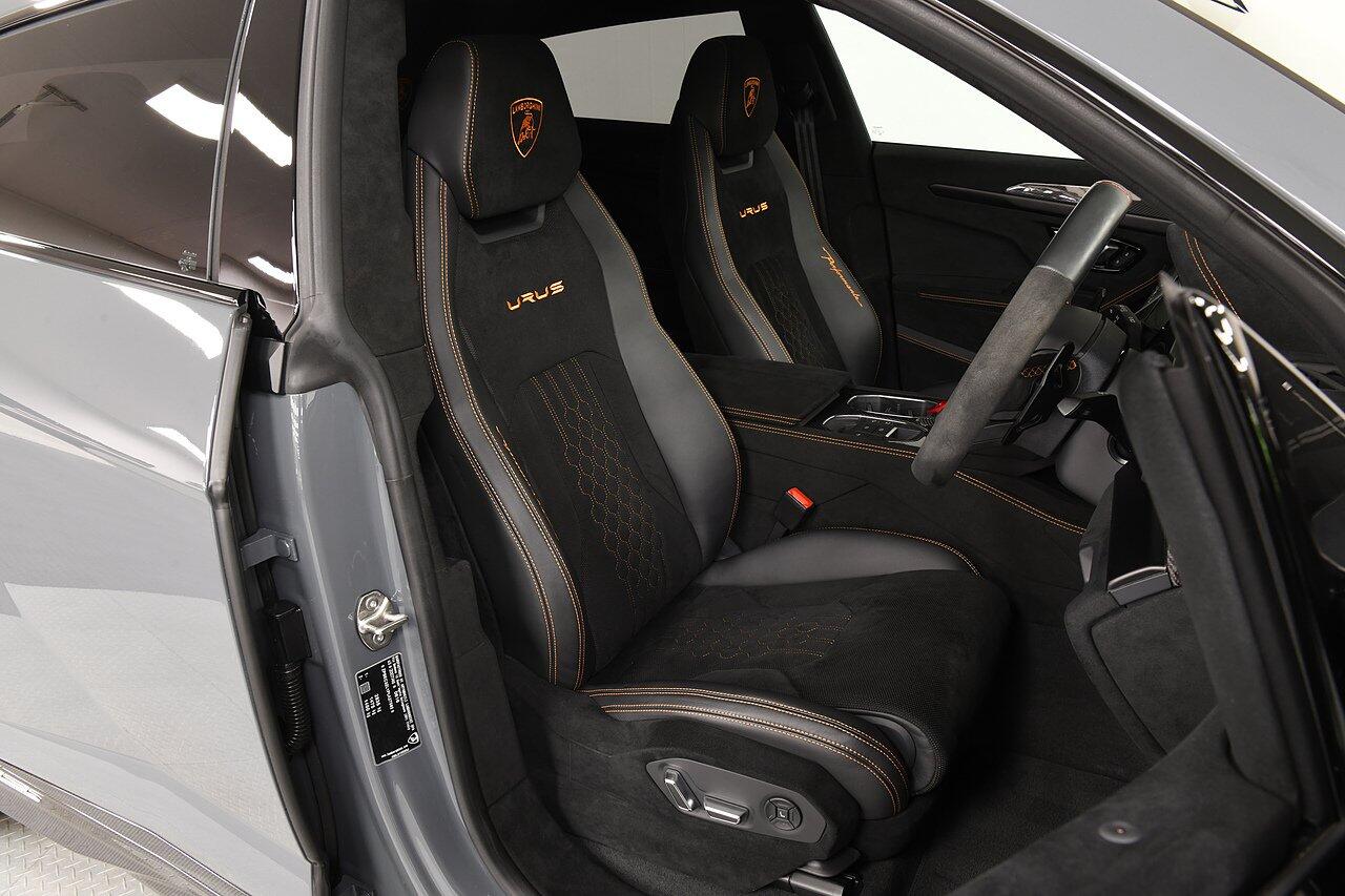 Lamborghini Urus view 7