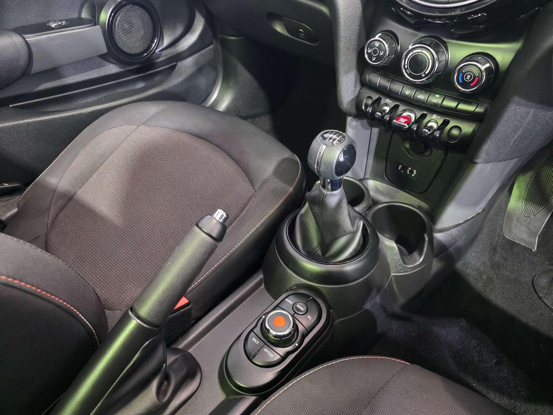 Mini Convertible view 25