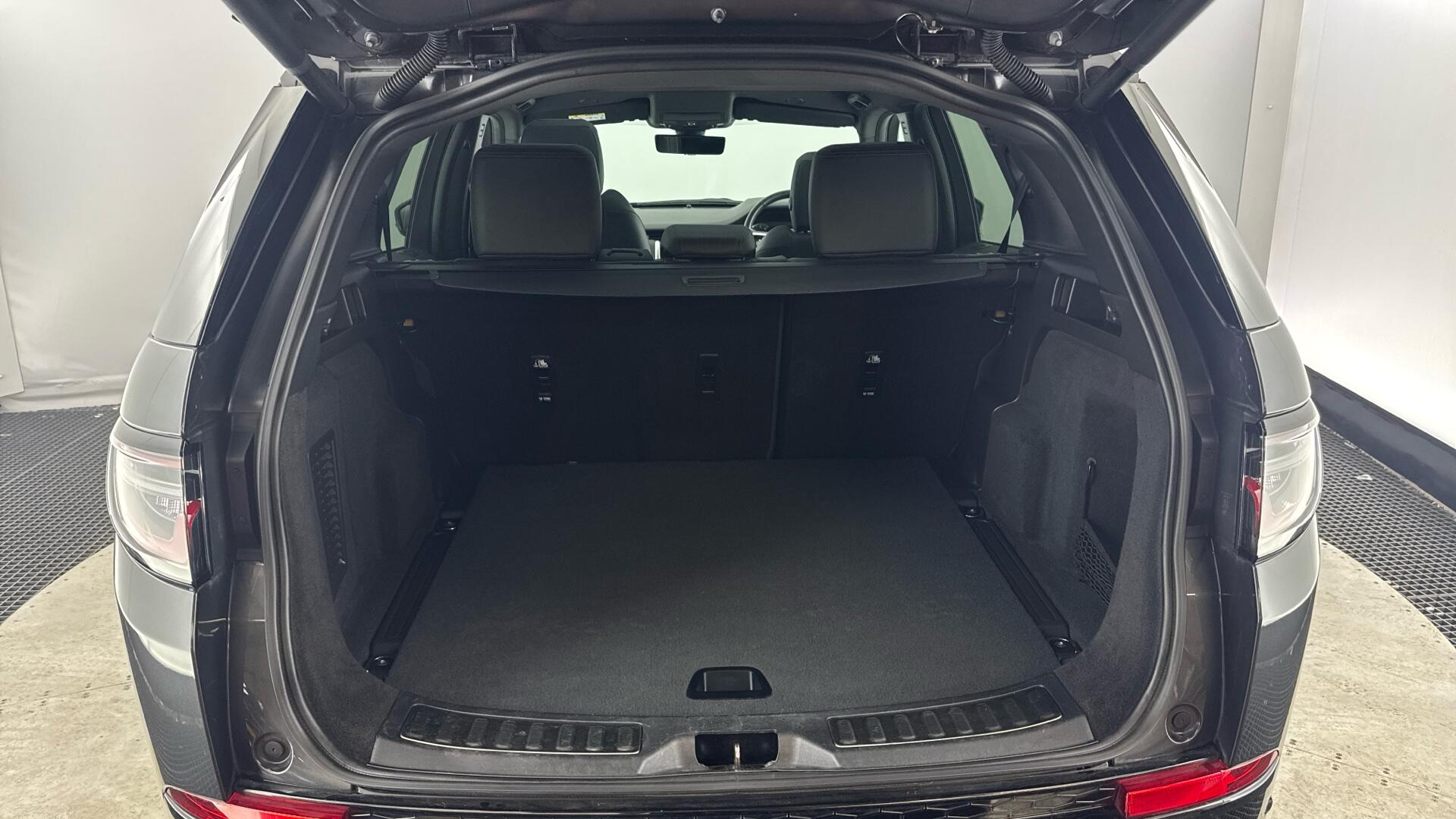 Land Rover Discovery Sport view 15