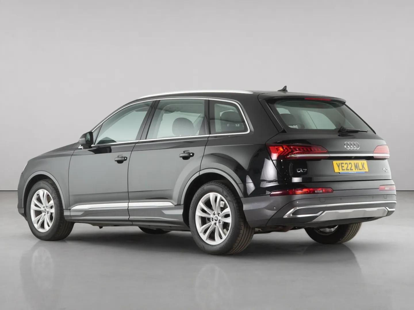 Audi Q7 view 9