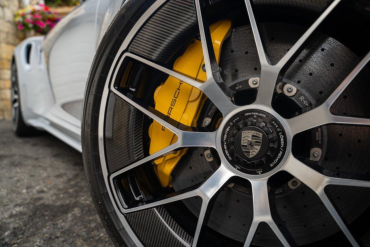 Porsche 911 view 35