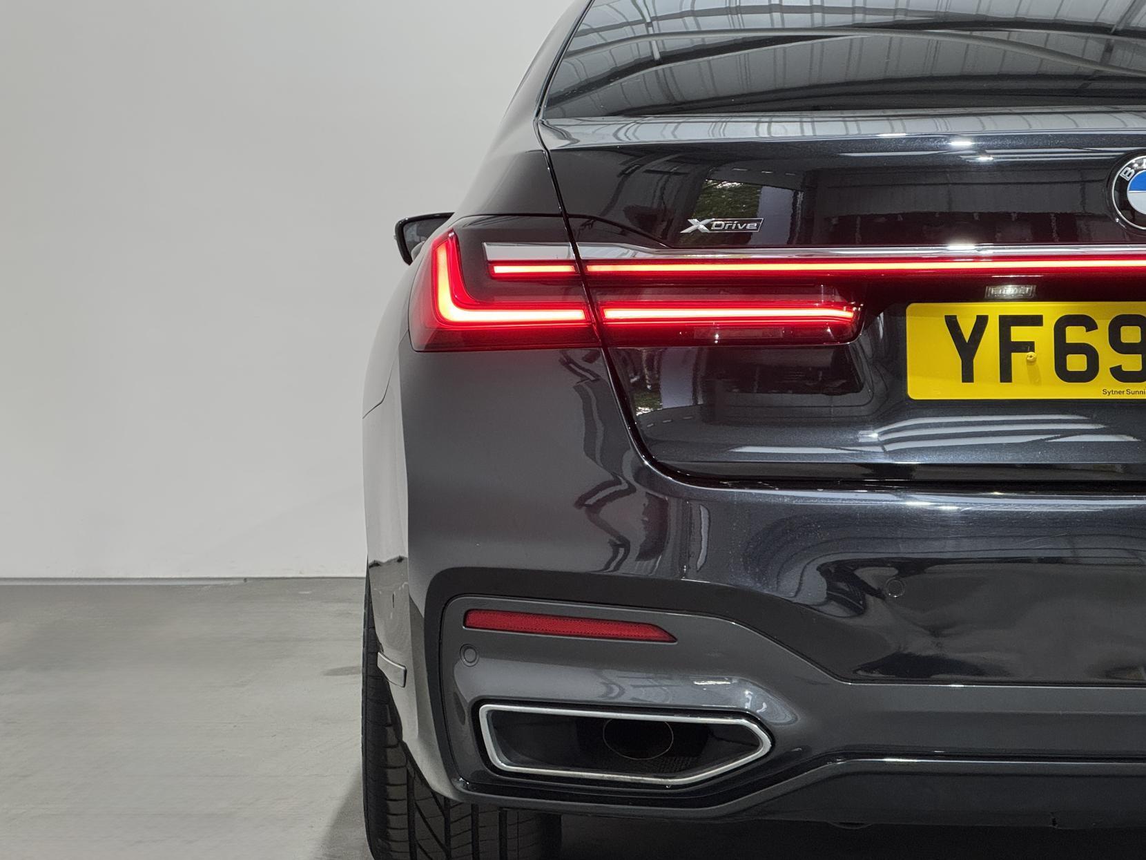 BMW 7 Series view 14