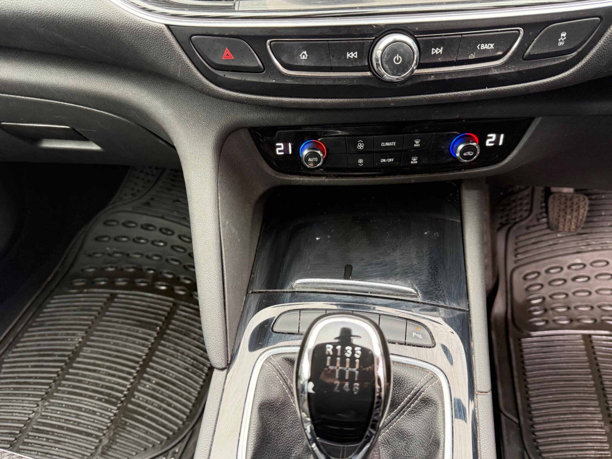 2017 Vauxhall Insignia image 22