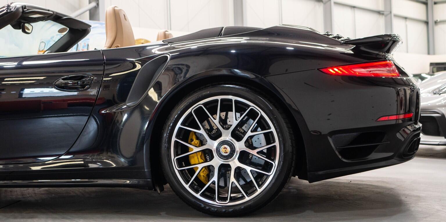 Porsche 911 view 8