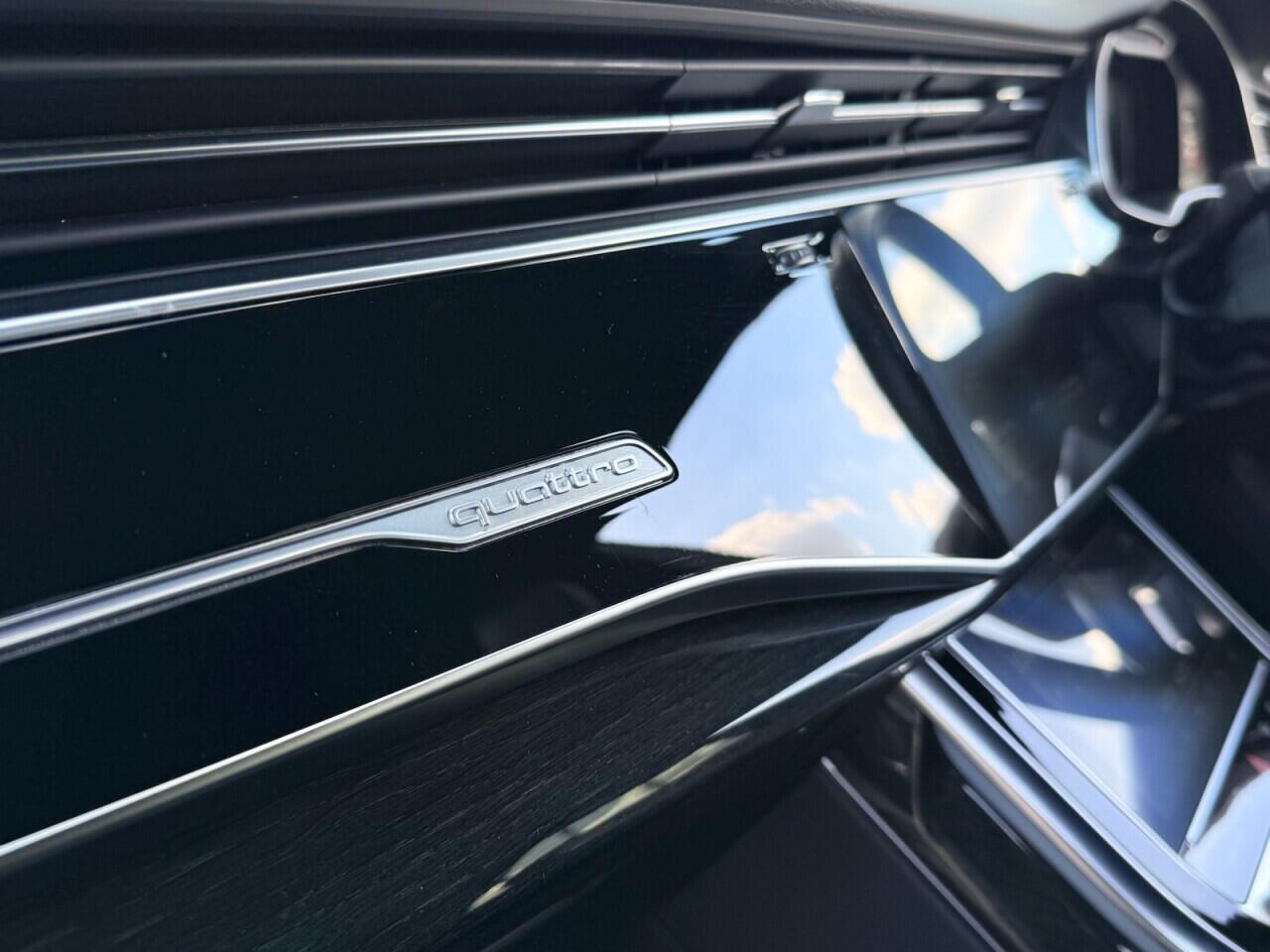 Audi Q8 view 43