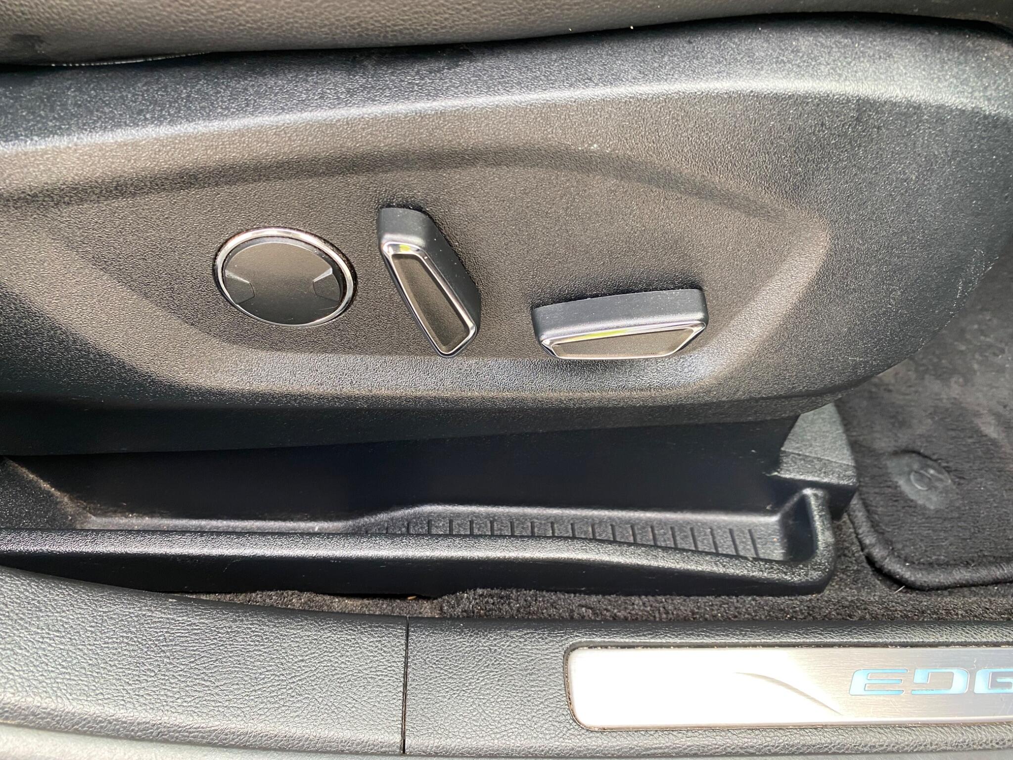 Ford Edge view 25