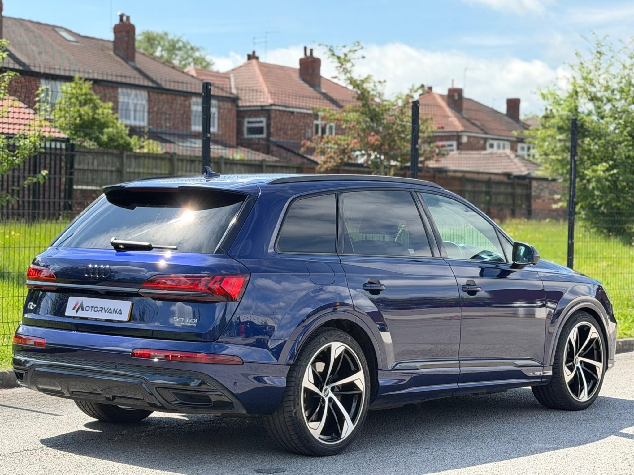 Audi Q7 view 11