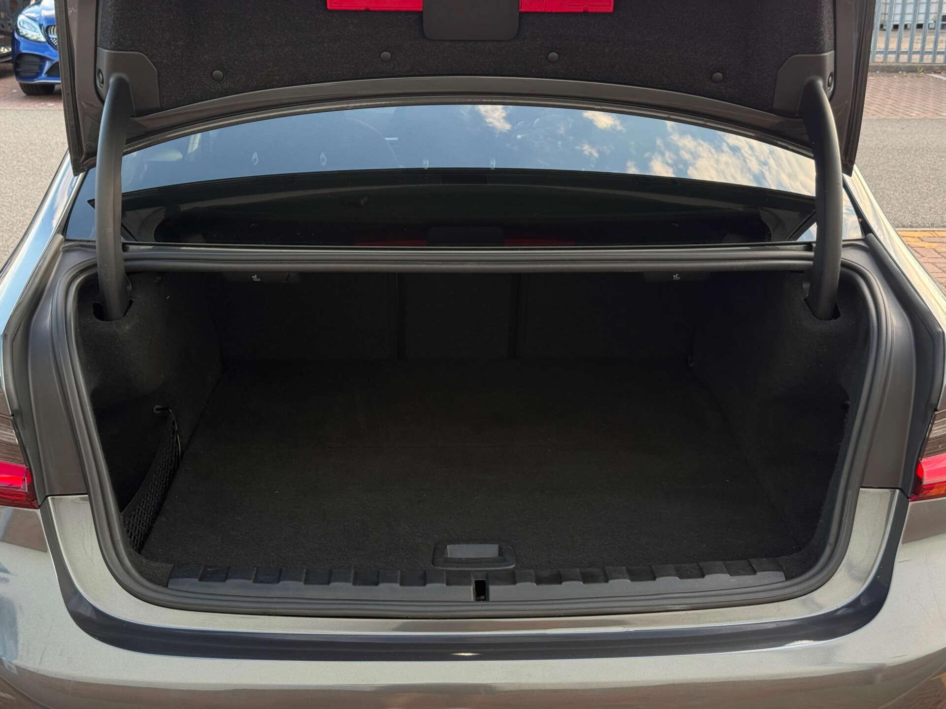 BMW 3 Series view 33