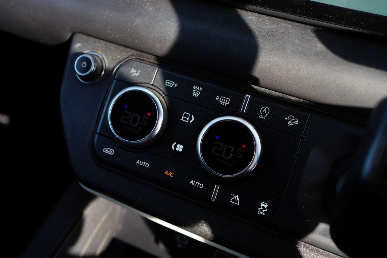 Land Rover Defender view 31