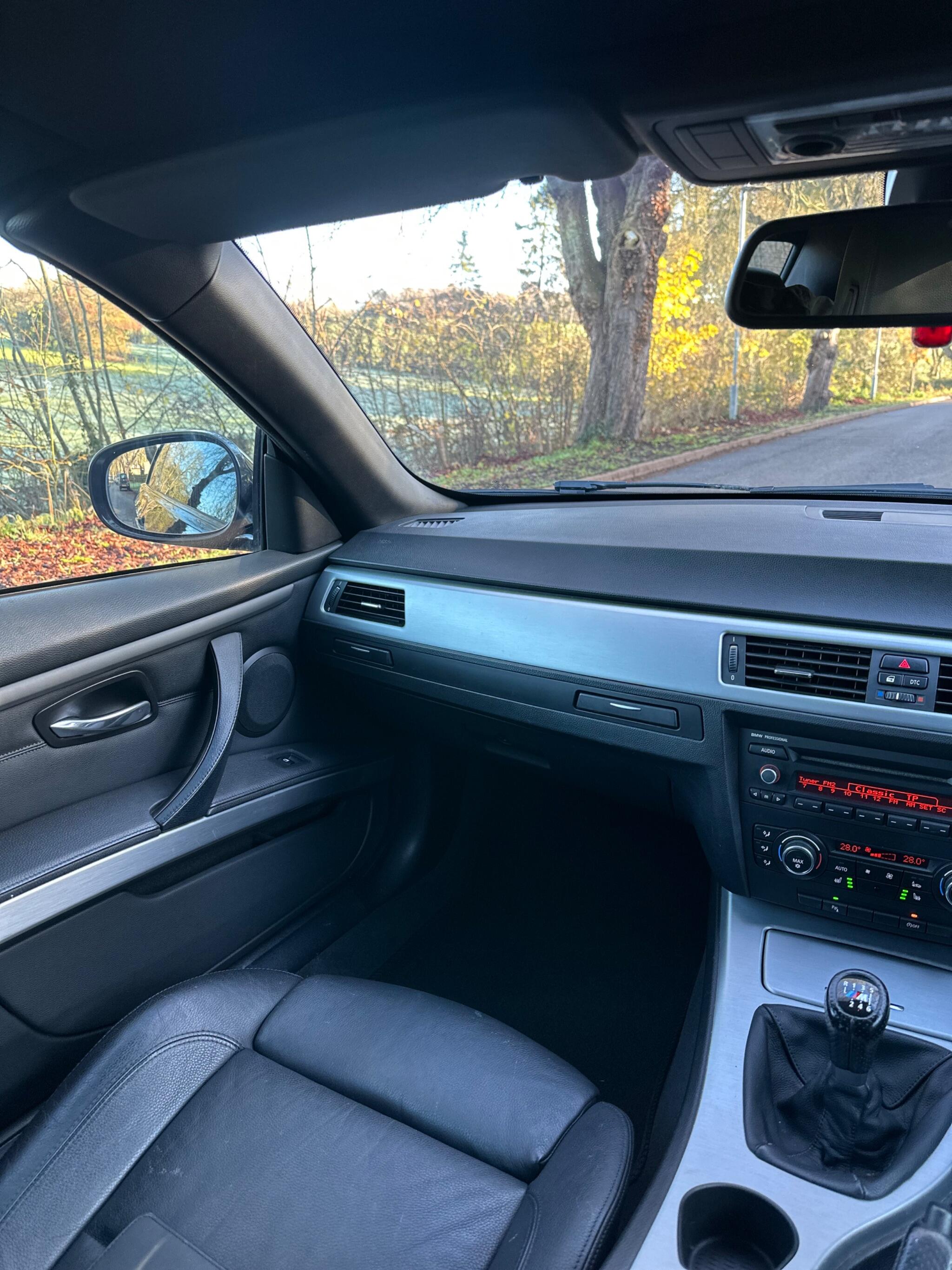 2010 BMW 3 Series image 35