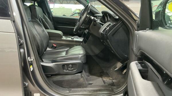 Land Rover Discovery view 3