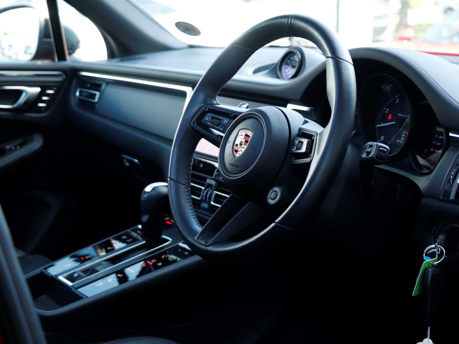 Porsche Macan view 11