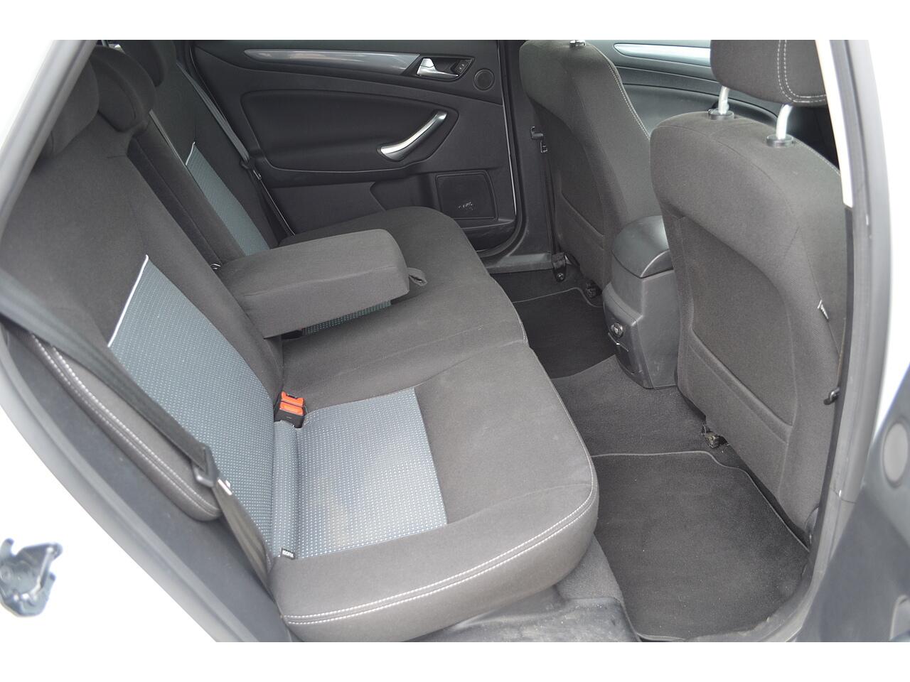 Ford Mondeo view 14